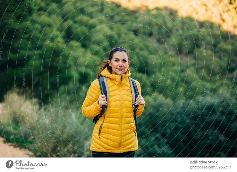 Inhalt Reisende Frau im Hochland Wanderer Berge u. Gebirge Trekking Oberbekleidung Natur Saison Rucksack warm Jacke Straße Gelände Urlaub Backpacker Reisender