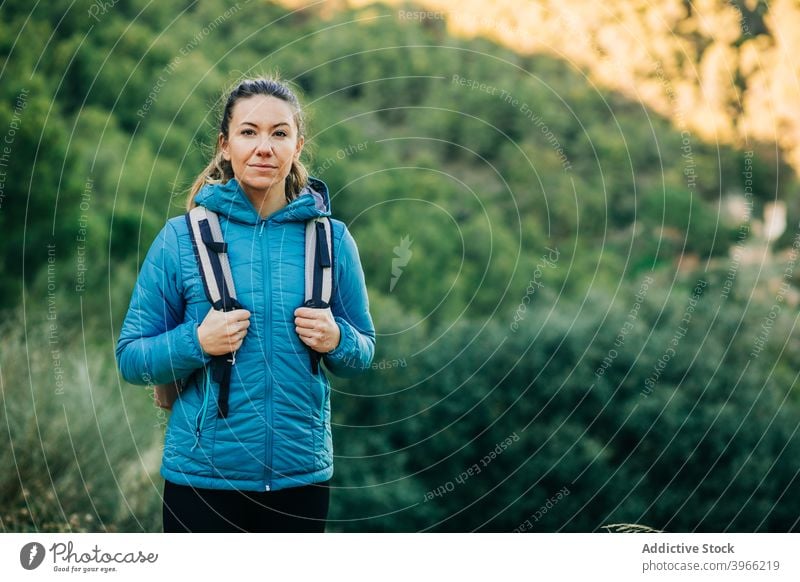 Inhalt Reisende Frau im Hochland Wanderer Berge u. Gebirge Trekking Oberbekleidung Natur Saison Rucksack warm Jacke Straße Gelände Urlaub Backpacker Reisender