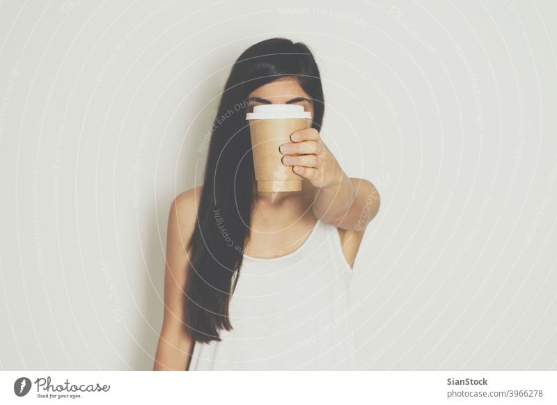 Frau hält braune Papiertasse mit heißem Kaffee in der Hand. Tasse vereinzelt weiß trinken Hintergrund Einwegartikel Café Deckel Container Koffein Frühstück Ikon