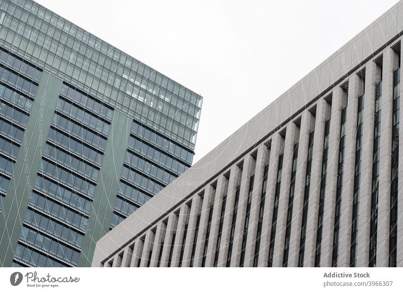 Hintergrund von Geschäftshausfassaden in der Stadt Straße Architektur Skyline Gebäude Großstadt Fenster Wolkenkratzer Metropole Turm Stadtlandschaft urban Büro