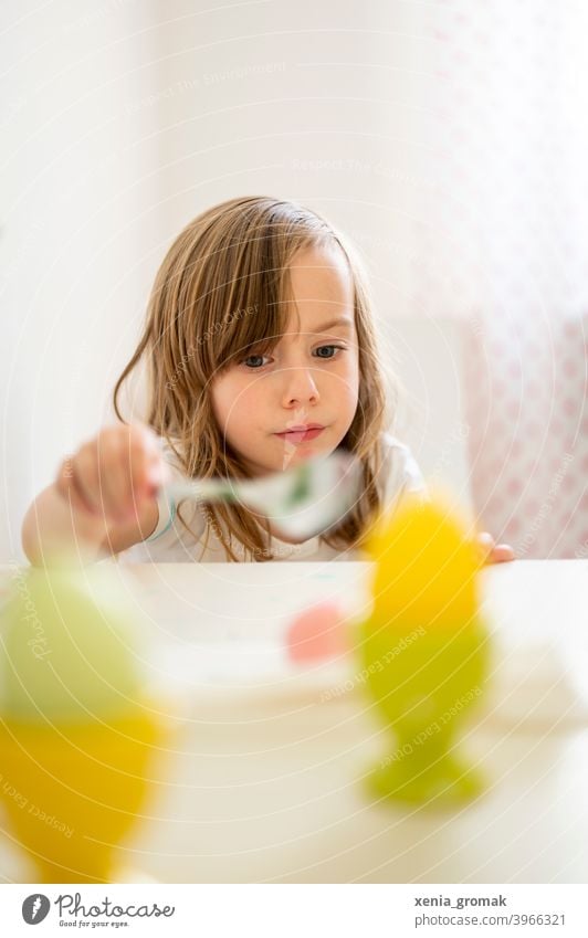 Kind Ostern Ostereier Kindheit Kindererziehung Familie Kinderspiel zuhause bleiben Farbfoto Familie & Verwandtschaft Porträt Junge