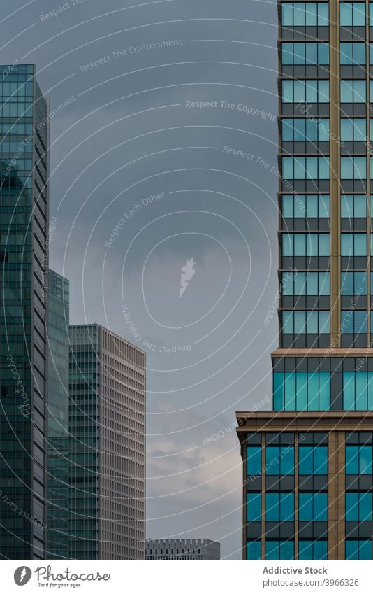 Hintergrund von Geschäftshausfassaden in der Stadt Straße Architektur Skyline Gebäude Großstadt Fenster Wolkenkratzer Metropole Turm Stadtlandschaft urban Büro