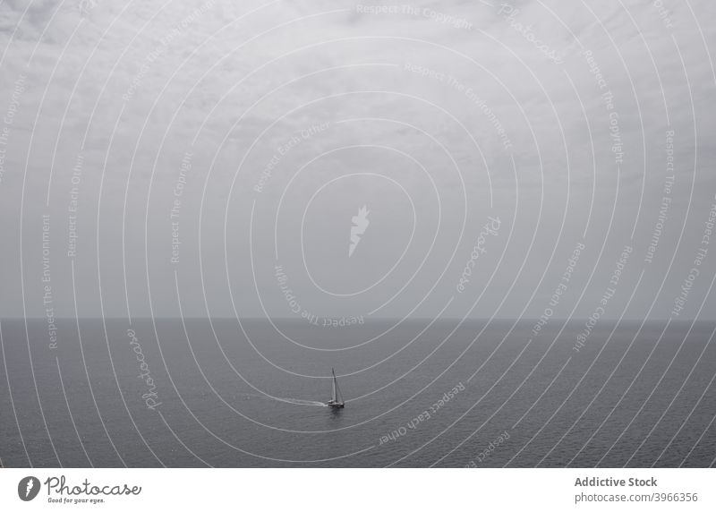 Blick von oben auf ein segelndes Segelboot Meereslandschaft Tourismus MEER Boot reisen Mittelmeer mediterrane Kultur Costa Blanca Spanien blau Farbbild