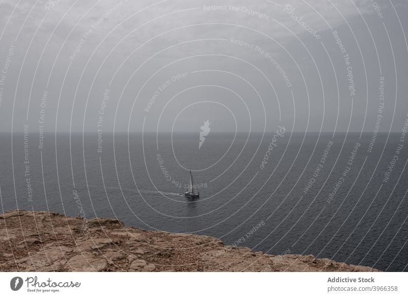 Blick von oben auf ein segelndes Segelboot Meereslandschaft Tourismus MEER Boot reisen Mittelmeer mediterrane Kultur Costa Blanca Spanien blau Farbbild