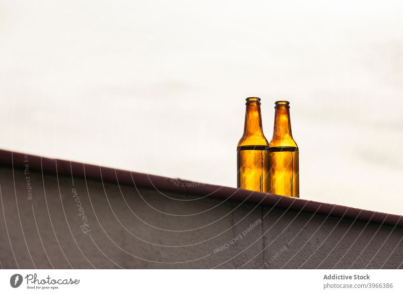 Paar Bierflaschen an der Balkonwand Party Flasche Freizeit Terrasse Sommer Großstadt im Freien trinken Dachterrasse Alkohol Sonnenuntergang Feier Konzept