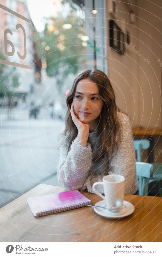 Ruhige Frau beim Chillen im Café am Wochenende Kälte Kaffee Tasse ruhig verträumt nachdenklich sich[Akk] entspannen Tisch Getränk trinken ruhen Heißgetränk jung