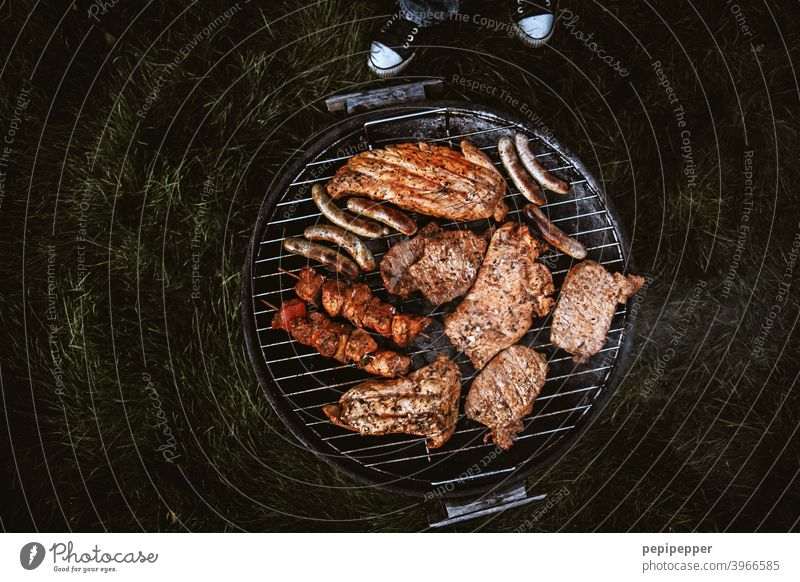 Grillen Grillrost Grillsaison Grillkohle Grillplatz grillfleisch Griller Fleisch Lebensmittel lecker Ernährung Außenaufnahme Farbfoto heiß Abendessen Glut