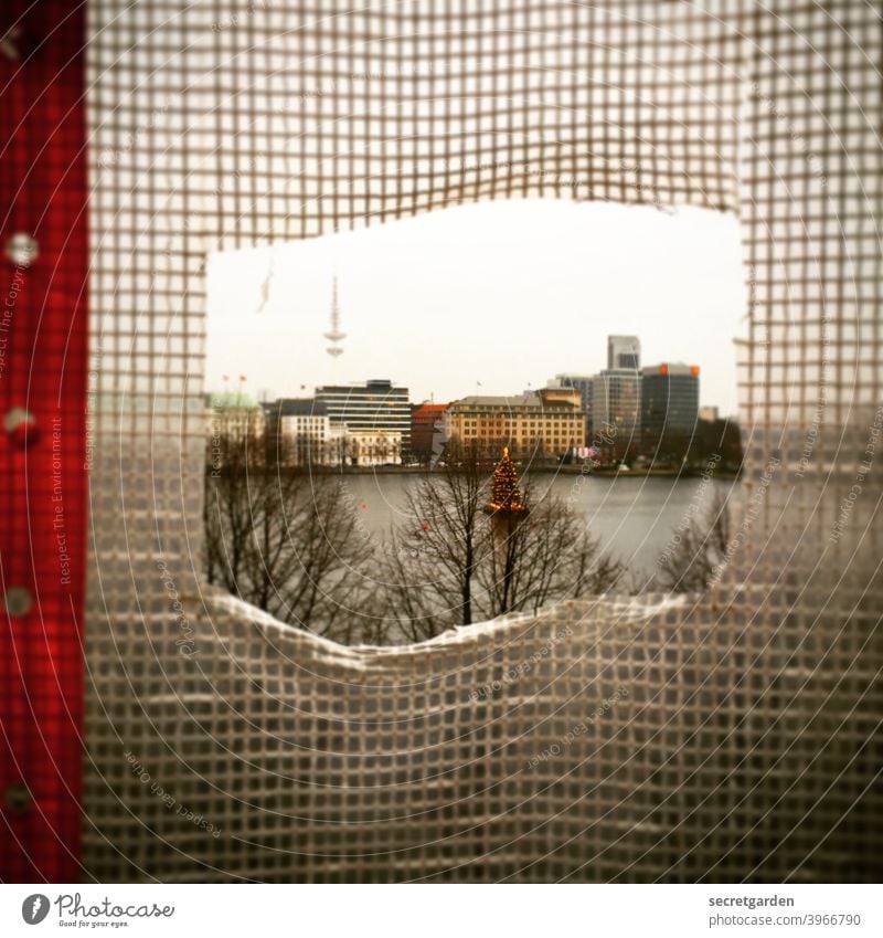 zwischenräume | Ausblick auf Weihnachten Baustelle Hamburg Fernsehturm Weihnachtsbaum Weihnachten & Advent Alster Tannenbaum Ausguck Einschnitt Folie