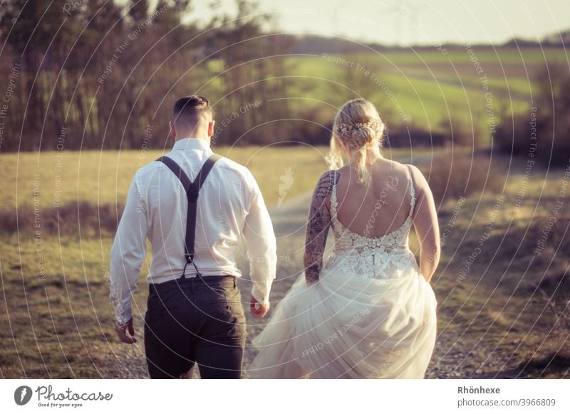 Gemeinsam Richtung Eheleben Hochzeit Farbfoto Außenaufnahme Liebe Glück Paar Partner Zusammensein Erwachsene Frau Tag Brautkleid Hochzeitspaar Mann Kleid 2