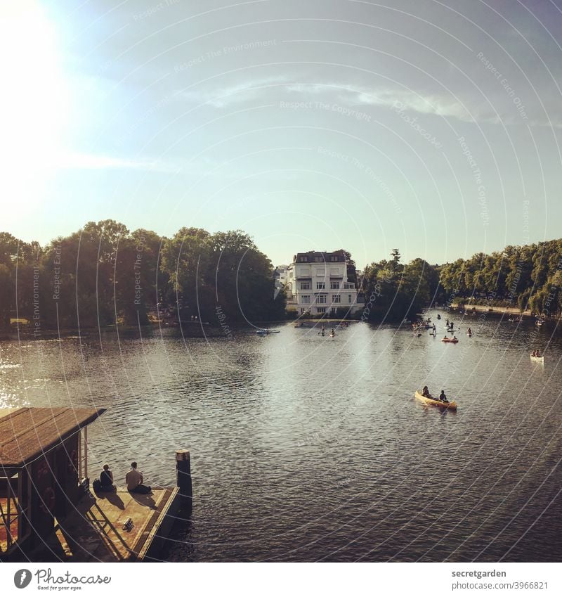 Irgendwann werden wir auch wieder romantisch zusammen in den Sonnenuntergang paddeln oder am Bootshaus ohne Abstand sitzen. Sommer Hamburg Alster warm Liebe