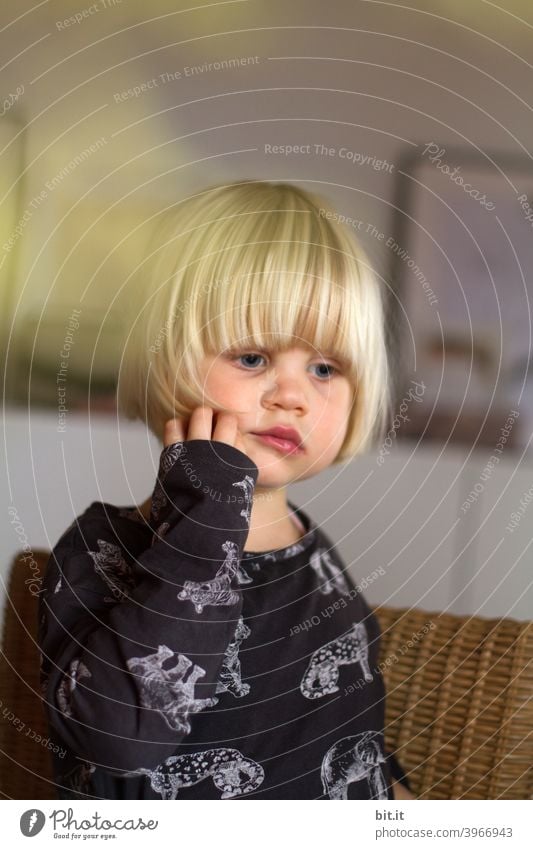 Au Backe...ich kann ja Löcher in die Luft starren. Kind Kindheit Kindergarten Mädchen Kleinkind Hand Finger Schmerz Schmerzen Zahnarzt Zahnschmerzen halten