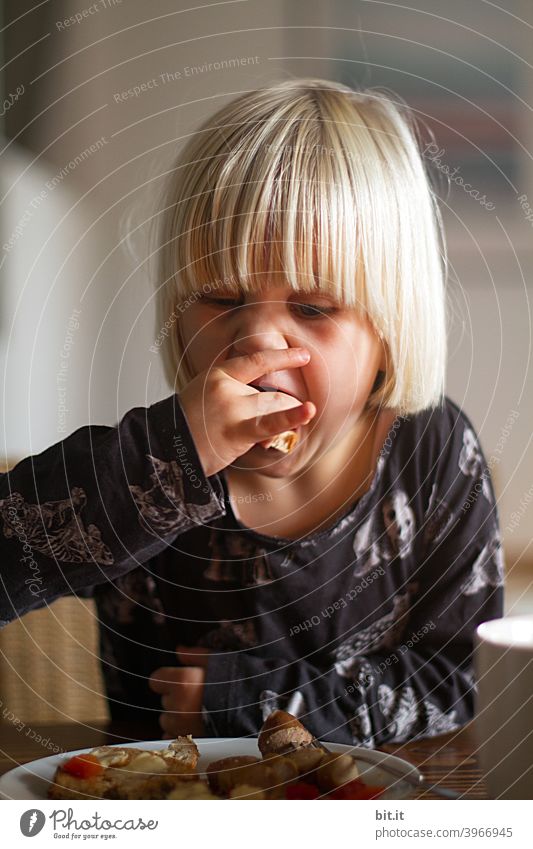 So muss man das halten. Kind Kindheit Kindererziehung Kindergarten Kindergeburtstag Mädchen mädchenhaft Essen essen und trinken hungrig Hunger Gier gierig