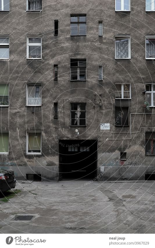 Graue und triste Hinterhoffassade eines Wohnhauses Architektur Wohnen Wohnblock alt Fassade Gebäude Haus Stadt urban Farbfoto grau anonym Wand Außenaufnahme