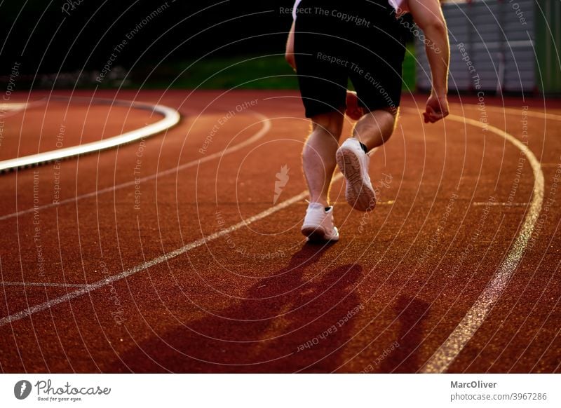 Sportler sprintet über die Laufstrecke Sprint Läufer rennen Sprinten Training Rennen Konkurrenz Marathonläufer 400 m Sprint Leichtathletik Athlet Startlinie