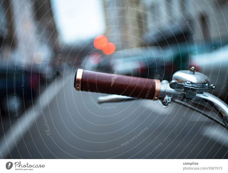 klingeling klinegelng klingelnge kliegelinge kilngelinege Schutzblech Geschwindigkeit Reifen Fahrradlenker retro Stil Finger Straße Fahrradfahren Leben Farbfoto