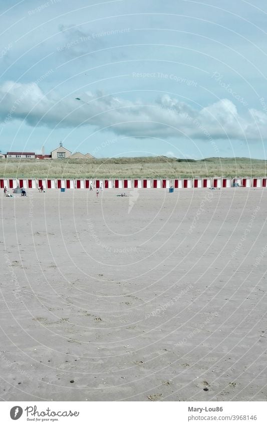 Strand mit roten Umkleidekabinen Menschenleer Weite Wolken wolkig Meer Sand Spaziergang Wasser Küste Ferien & Urlaub & Reisen Landschaft Außenaufnahme Farbfoto