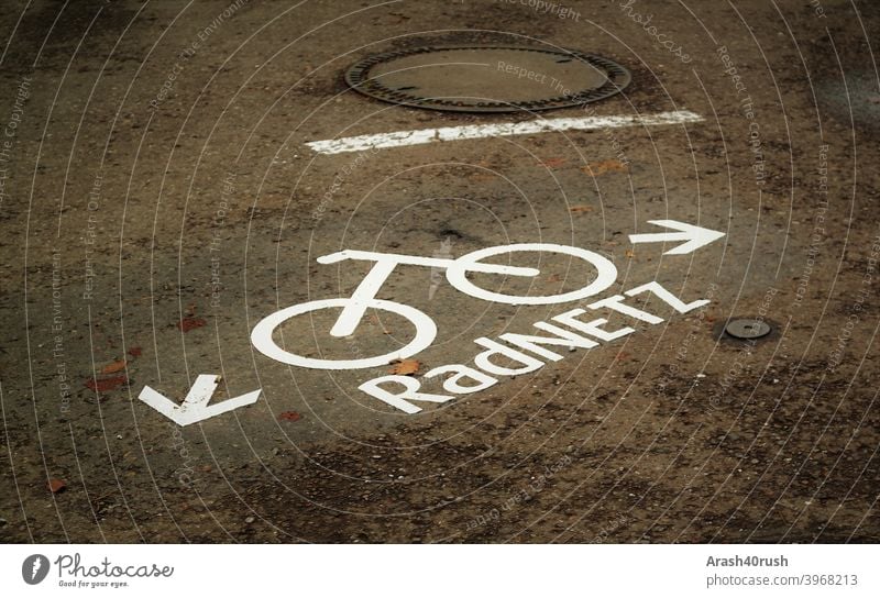 Radnetz _Kennzeichnung Hinweiß radfahrer weiss trashig hinweis deutlich verkehrszeichen rechts Orientierung Richtung Stein Straße Links