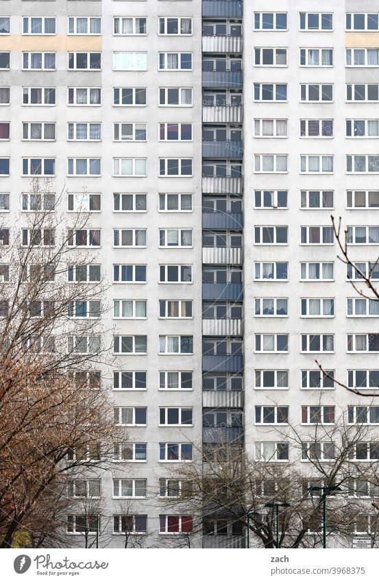 Nachbarschaft Stadt Haus grau Balkon Fassade Plattenbau Hochhaus Bauwerk Architektur Beton überbevölkert Marzahn Marzahn-Hellersdorf Gebäude Hauptstadt Berlin