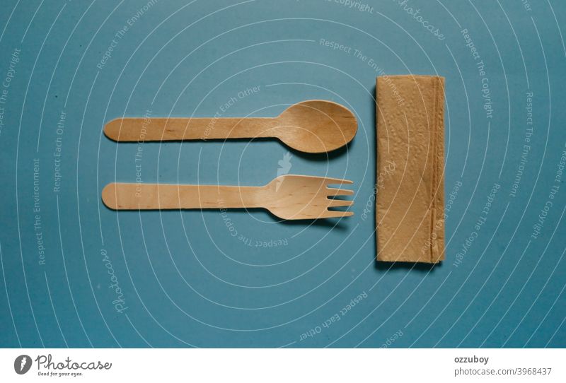 flat lay Holzlöffel und Gabel isoliert auf blauem Hintergrund Utensil Löffel Werkzeug Gerät braun Küche hölzern Objekt traditionell Essen zubereiten vereinzelt