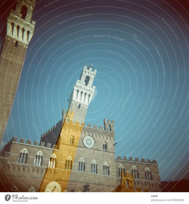 Siena, geschüttelt Italien Toscana analog Dia Toskana Lomografie Scan Holga Doppelbelichtung Himmel Stadt Turm Platz piazza del campo