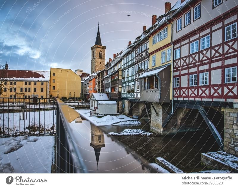 Krämerbrücke Erfurt im Winter Thüringen Stadt Altstadt Kirchturm Kirche Gebäude Bauwerk historisch Sehenswürdigkeit Architektur Geschichte Kultur Urlaub