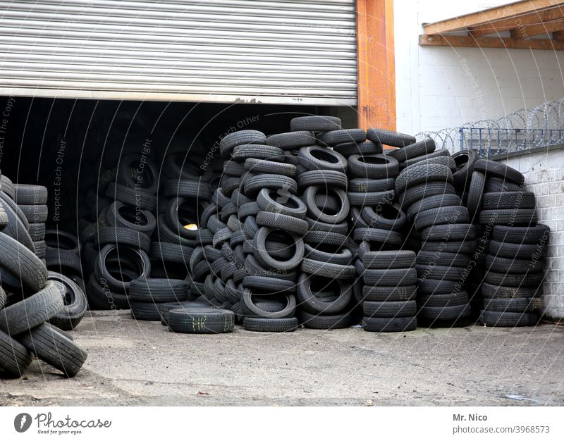 Reifenhandel Reifenprofil Gummi schwarz Altreifen Recycling Schrott entsorgung gestapelt müll Müllentsorgung Recyclinghof Sondermüll material Haufen