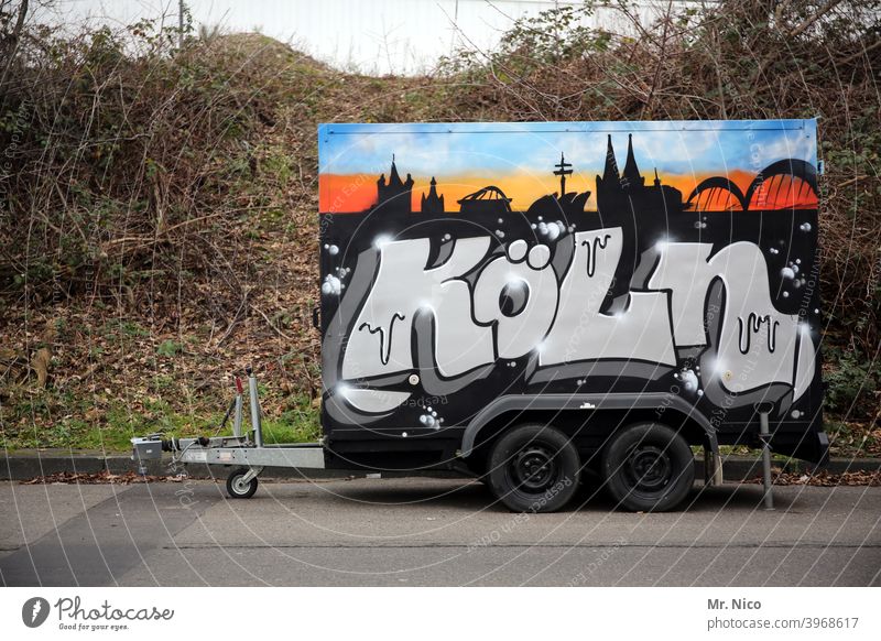 Anhänger auf Kölsch Güterverkehr & Logistik Verkehrsmittel Fahrzeug Mobilität Handel Reifen Doppelachse Straße abgestellt grafitti Köln Schriftzeichen parken