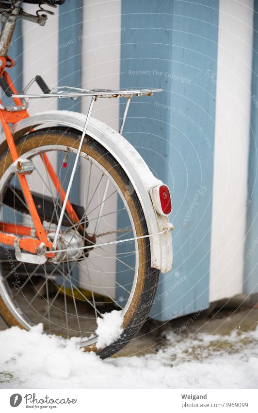 Fahrrad mit Schnee Klapprad vintage retro Winter Licht orange blau Mobilität Verkehr parken Ruhe