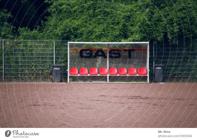 Auswechselbank Freizeit & Hobby Sport Bank Hartplatz Schilder & Markierungen Auswechseln Leerstand sportlich Gast Fußballplatz Sträucher Sportstätten Ballsport