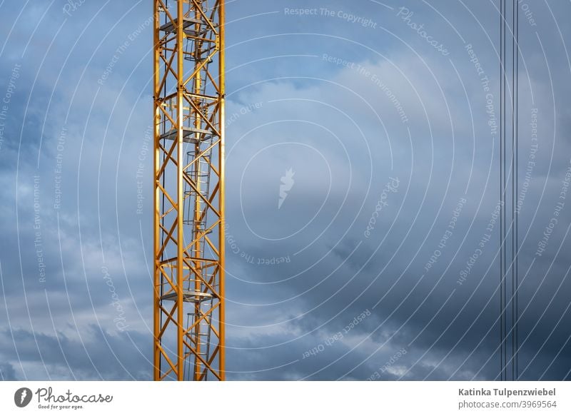 Baukran in der Abendsonne Baustelle Kran Himmel Außenaufnahme Tag bauen Wolken Arbeit & Erwerbstätigkeit Technik & Technologie Menschenleer Industrie Wirtschaft