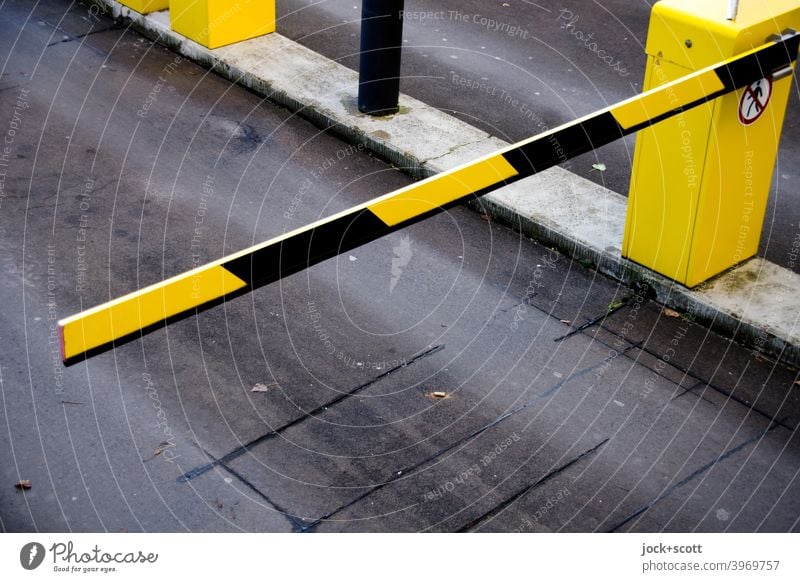 Zufahrtskontrollsystem, Schranke zwischen dir und den Parkplatz Parkhausschranke Straße Einfahrt Verkehrswege Vogelperspektive fußgänger verboten Warnschild