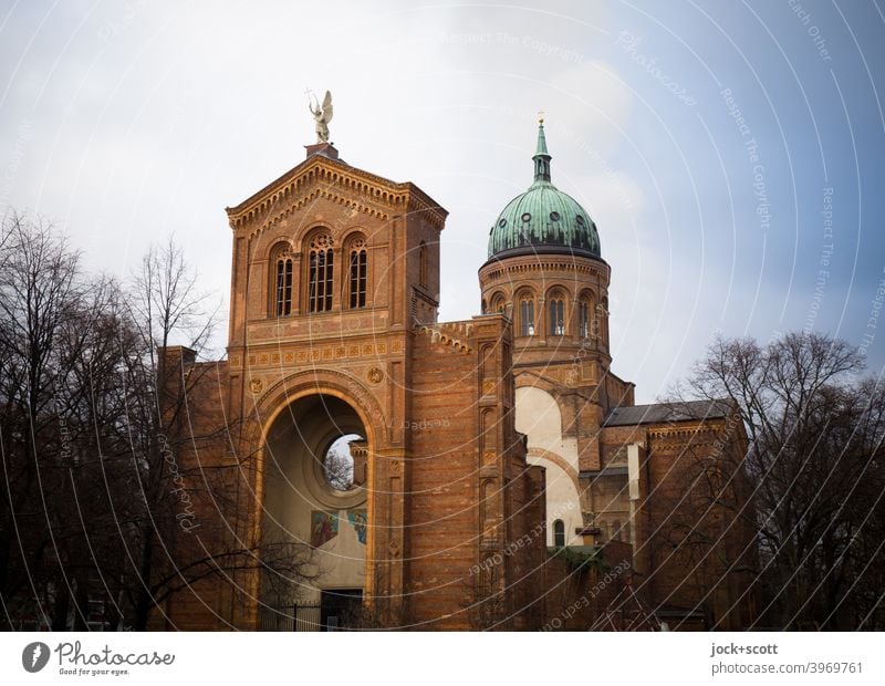 unvollständige Kirche mitten in Mitte Rundbogenstil Architektur Sehenswürdigkeit Denkmalschutz historisch kahle Bäume Wintertag Himmel Berlin-Mitte