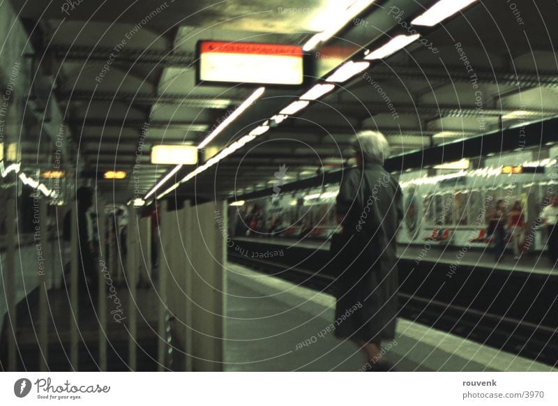 Paris Metro U-Bahn Tunnel Eisenbahn Architektur