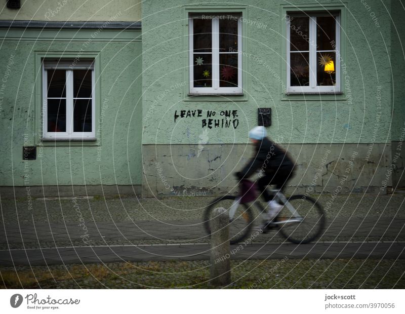 Leave No One Behind Fahrradfahrer Fahrradweg Bürgersteig Wintertag Berlin Prenzlauer Berg Schönhauser Allee Bewegungsunschärfe Mobilität authentisch