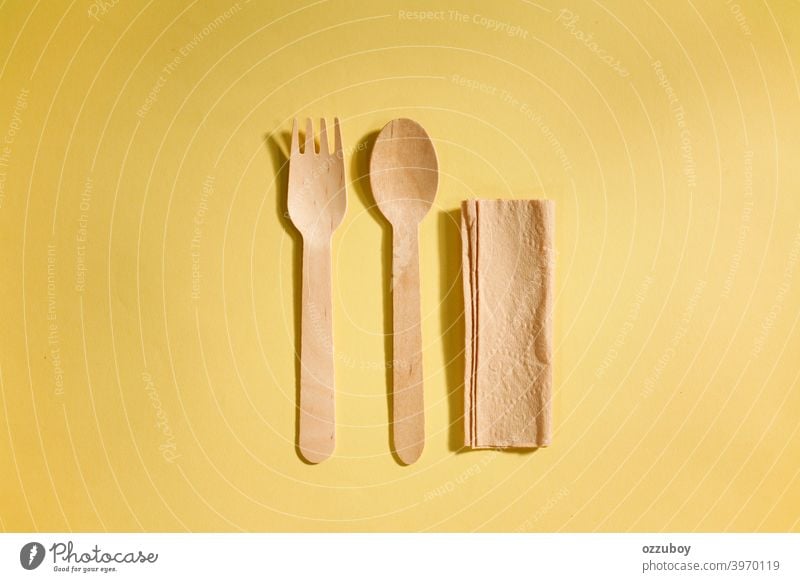 flat lay Holzlöffel und Gabel isoliert auf gelbem Hintergrund Utensil Löffel Werkzeug Gerät braun Küche hölzern Objekt traditionell Essen zubereiten vereinzelt