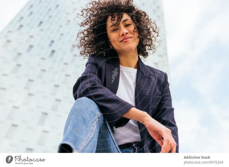 Stilvolle schwarze Frau in smart casual Outfit in der Stadt smart lässig Bekleidung Großstadt Afro-Look Frisur Stadtzentrum trendy ethnisch Afroamerikaner