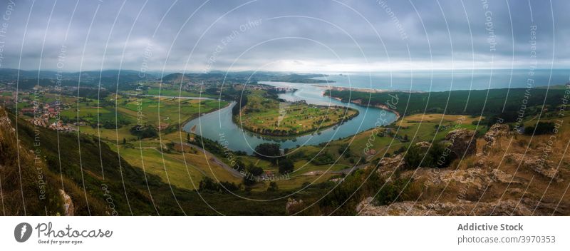 Grüne Küstenlinie und Kap-Landschaft unter bewölktem Himmel MEER Halbinsel wolkig bedeckt dramatisch Meer Ufer Seeküste malerisch Spanien Bürgermeister von Cabo