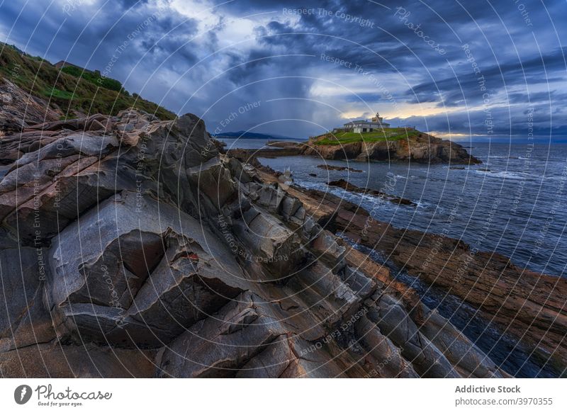 Raue Felsenküste unter bedecktem Himmel Berge u. Gebirge Küste Insel rau dramatisch MEER Ambitus Ufer Landschaft felsig Berghang Spanien la picota liencres