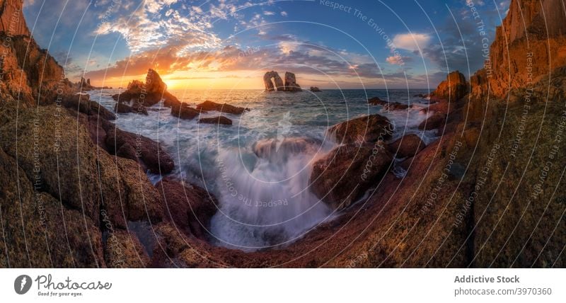 Sonnenuntergang über felsige Küste mit Meer Wellen MEER Felsen winken Landschaft rau Abend Spanien Kantabrien Playa de la Arnia Strand Arnie Natur