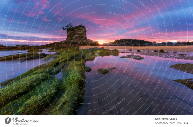 Majestätische Landschaft der felsigen Küste unter bewölktem Himmel bei Sonnenuntergang MEER Felsen Meer rau Abend dramatisch stürmisch Spanien Kantabrien Strand