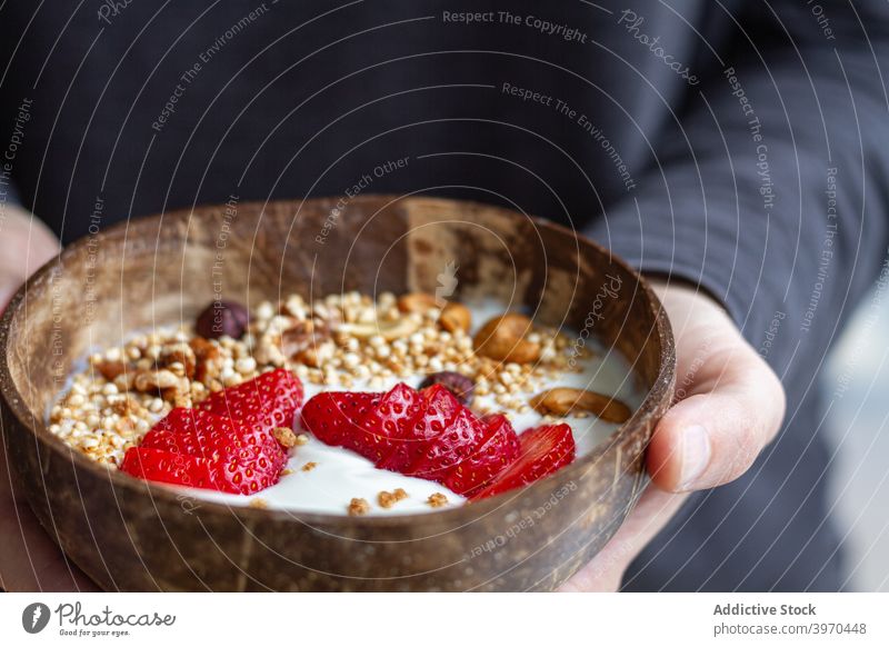 Crop Person mit Frühstücksschale Schalen & Schüsseln Supernahrung Gesundheit Lebensmittel Morgen lecker Joghurt Beeren Müsli Nut Ernährung Nährstoff Erdbeeren