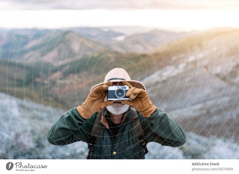 Senior Reisende Aufnahme Foto in den Bergen Reisender Berge u. Gebirge fotografieren Fotoapparat Winter retro Mann Hochland Gedächtnis männlich Cacere