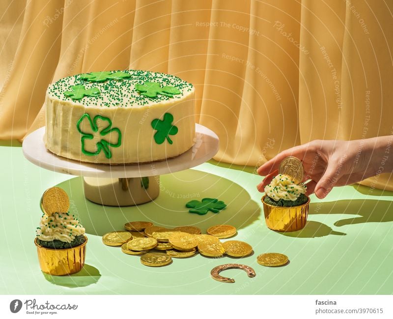 Essen für Saint Patrick's Day Party, modernes Stillleben patrick tag Lebensmittel Konzept kreativ M Tag Heilige Samt Cupcake grün Kuchen gold Kunst Surrealismus