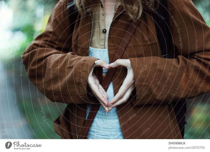 Mädchen zeigt Liebeszeichen mit ihren Fingern Zeichen Freundschaft Partnerschaft Liebeserklärung Gefühle Liebesgruß Beileid Valentinstag Romantik herzförmig