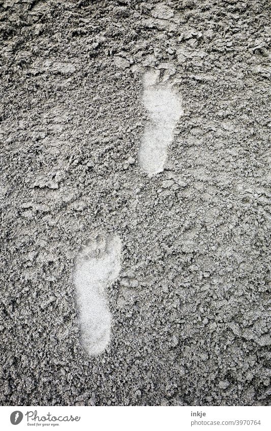 Barfuß zum Meer Außenaufnahme Spuren Fußspuren Fußabdruck Sand Sandstrand Farbfoto Menschenleer Struktur weich Abdruck Ferien & Urlaub & Reisen Sommerurlaub