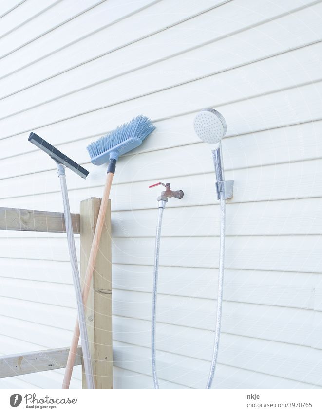 Putzutensilien outdoor Farbfoto Außenaufnahme Menschenleer Putzen Besen Duschkopf Brause Wasserschlauch Veranda hell blass clean sauber weiß Sauberkeit Reinigen