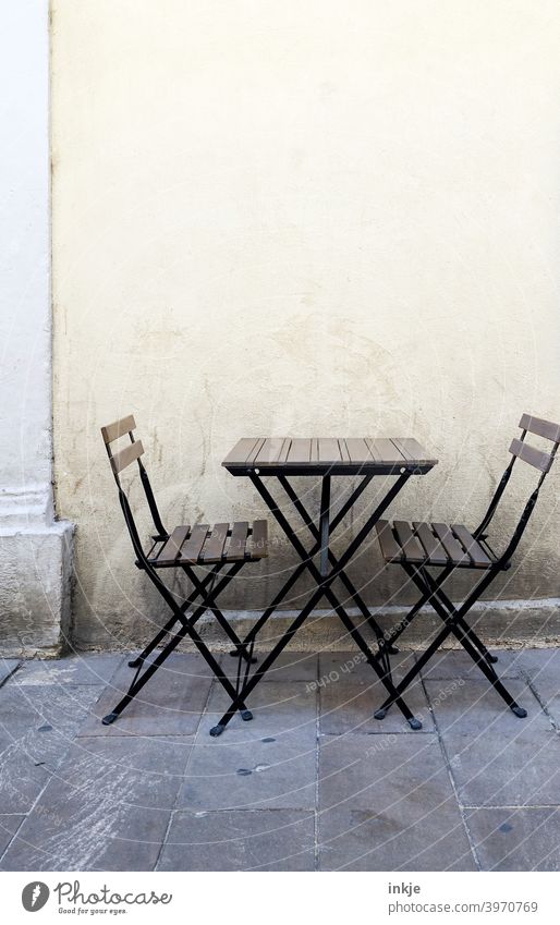 leeres Straßencafé Farbfoto menschenleer Lockdown Shutdown Café Außenaufnahme niemand Textfreiraum geschlossen Gastronomie Coronavirus Tisch Stuhl Terrasse