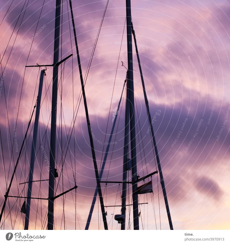 Seilschaften #34 segelboot himmel dramatik wolken masten taue tampen seile abend dämmerung hafen wimpel leinen