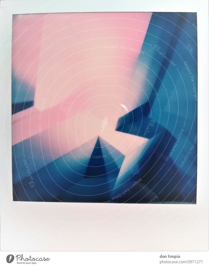 Bunte Wand mit Kanten und Ecken. eckig Langzeitbelichtung Polaroid Strukturen & Formen Architektur bunt Langzeitbelichtet Beleuchtet abstrakt Menschenleer