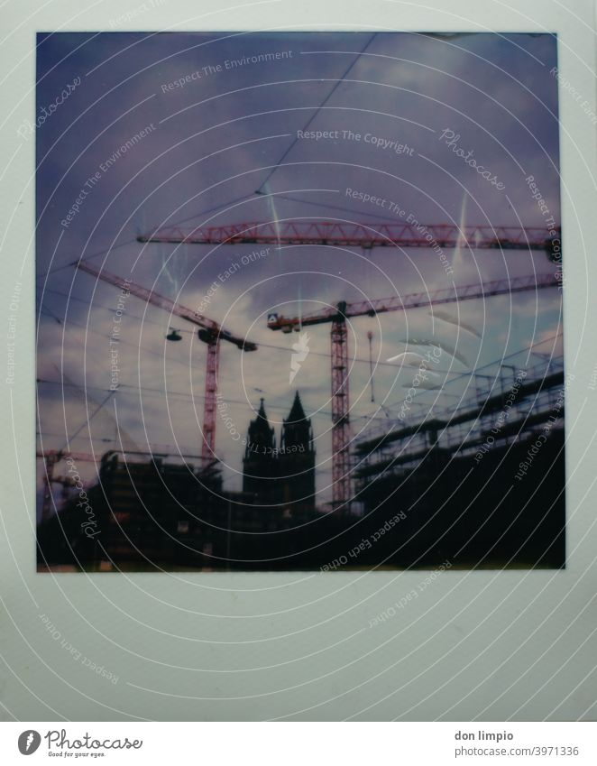 Magdeburger Dom Sehenswürdigkeit Menschenleer Außenaufnahme Farbfoto Polaroid Stadt Stadtzentrum Architektur Bauwerk Denkmal Gebäude Baustelle Hauptstadt